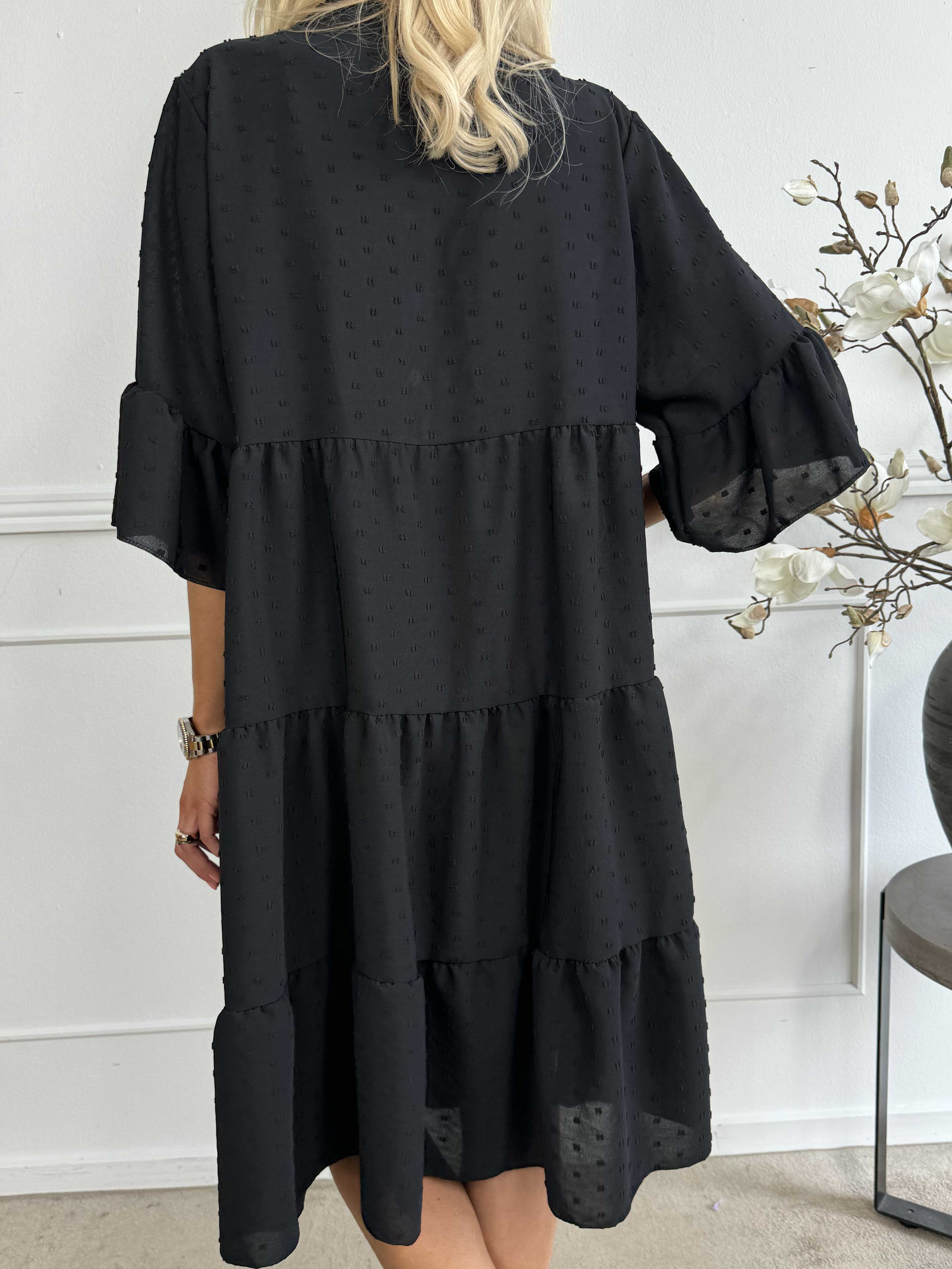 Amanda - Feminin klänning med söta ärmar